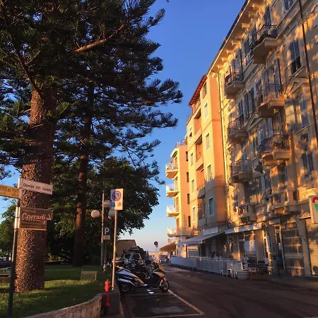Mansarda Luminosa In Centro Sul Mare - Attic By Sea 아파트 *